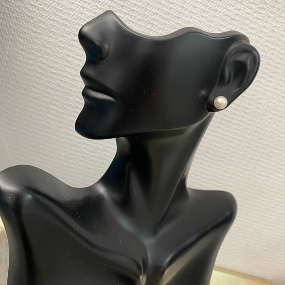 Minimalist Gorgeous Pearl Earrings - Picture 5 of 6